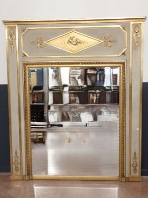 un miroir posé par terre devant une cheminée