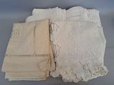 beaucoup de serviettes posées sur une table