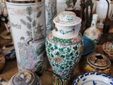 de nombreux vases et bols de toutes sortes sur la table