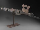 une photo d'une sculpture représentant un pistolet posé sur un socle