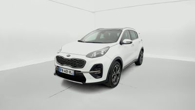Une voiture blanche est garée dans une pièce blanche.