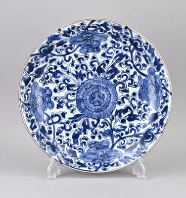 une assiette bleue et blanche ornée d'un motif floral