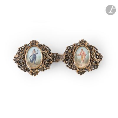 un gros plan sur une paire de broches ornées de peintures