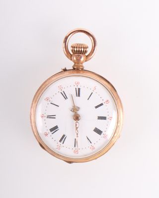 une montre de poche en or avec des chiffres romains sur le cadran