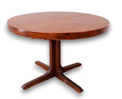 une image représentant une table en bois avec un piètement en croix