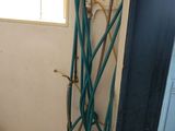 une photo d'une salle de bains avec un tuyau fixé au mur
