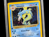gros plan d'une carte pokemon dans un étui en plastique
