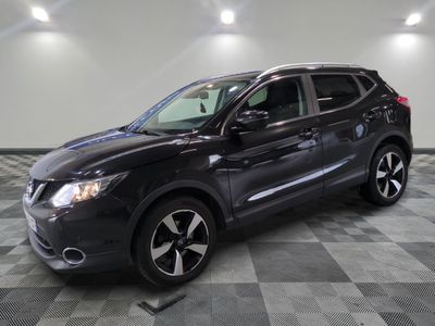 une Nissan QXV noire garée sur un sol en carrelage à damier