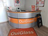 un tapis orange posé par terre devant un comptoir