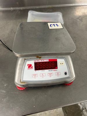 un gros plan sur une balance posée sur une table de cuisine
