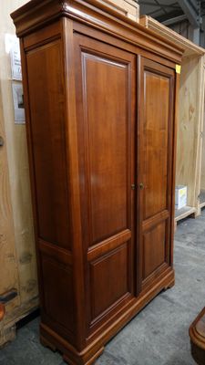 Armoire deux portes en meriser, à 6 niveaux.
