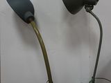 deux lampes posées sur une table en bois