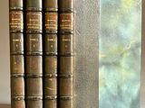 trois livres sont empilés sur une table