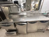 1 tour réfrigéré en inox à 2 portes, 3 tiroirs avec partie d… (photo 2)