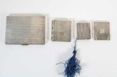 quatre pièces d'argent sur un fond blanc