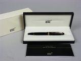 un stylo noir et doré dans une boîte posée sur une table