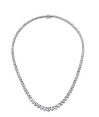un collier de diamants sur fond blanc