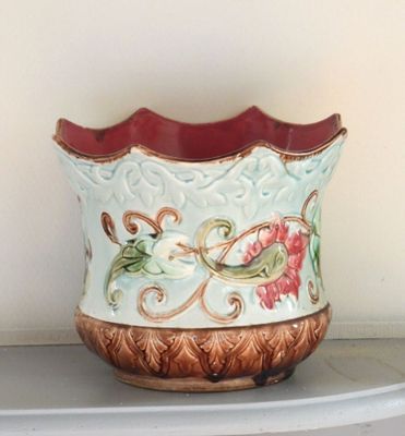 un vase posé sur une étagère dans une pièce