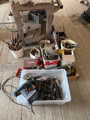 un tas d'outils posé par terre dans une pièce