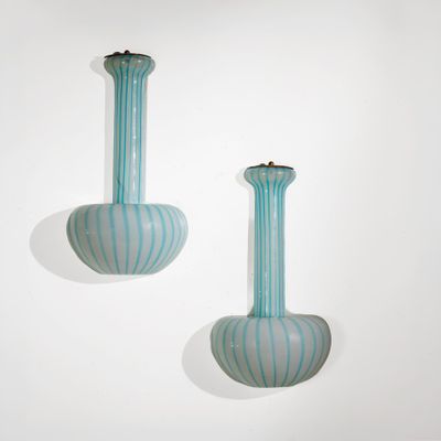 deux vases posés contre un mur blanc