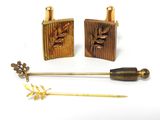un petit objet en bois muni d'un manche en bois et un petit objet en bois muni d'un manche en bois