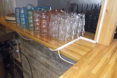 de nombreux verres vides sur une étagère dans la cuisine