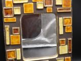 cadre photo en mosaïque marron et jaune sur fond noir