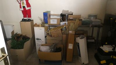 une pièce remplie de cartons et d'une statue du Père Noël