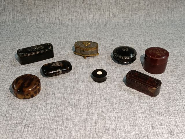 Huit petits coffrets de vitrine. Diverses matières. XIXe et début