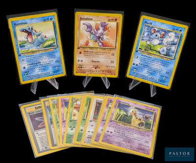 Quatre cartes Pokémon différentes sont représentées en ligne sur un fond noir.