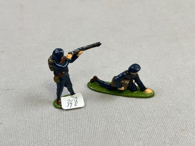 Lot de soldats en plomb peint comprenant deux chasseurs à pi…