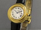 une montre-bracelet en or avec des chiffres romains