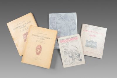 plusieurs vieux livres posés sur une table les uns à côté des autres