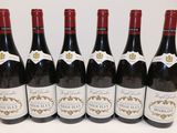 six bouteilles de vin rouge sont alignées sur une table