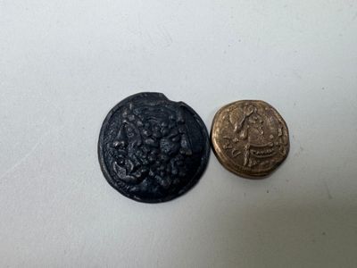 deux pièces de monnaie placées l'une à côté de l'autre sur une table