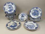 un ensemble d'assiettes et de bols bleus et blancs