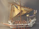 une maquette de bateau avec beaucoup de personnes à bord