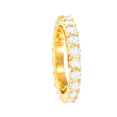 une bague en or jaune sertie d'une rangée de diamants ronds taille brillant