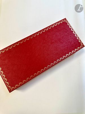 une boîte rouge vide posée sur une table blanche