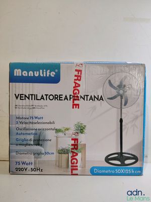 une boîte contenant un ventilateur et un ventilateur de table posés sur la table