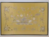 tableau encadré représentant des oiseaux et des fleurs sur fond jaune