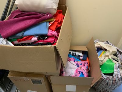 une boîte en carton remplie de vêtements et d'autres objets