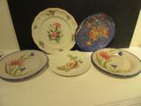 quatre assiettes posées sur une table