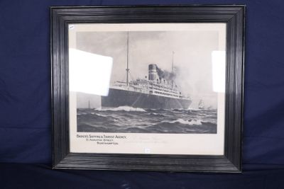 une vieille photo représentant un bateau en pleine mer, dans un cadre noir