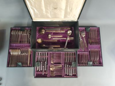 un coffret violet contenant des couverts, posé sur une table
