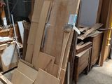 une pile de cartons posée par terre à côté d'une chaise