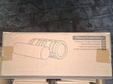 une boîte en carton posée sur le sol