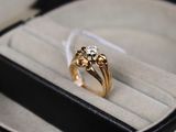 une bague en or avec un diamant dans une boîte