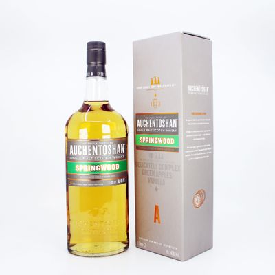 une image d'une bouteille de whisky à côté d'une boîte