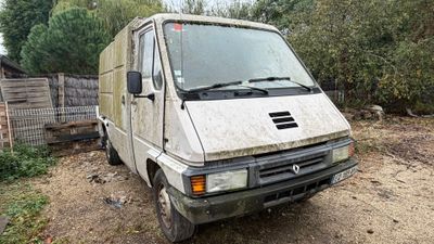 une camionnette sale garée sur le bord de la route